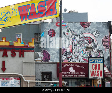 Wandgemälde zieren die Wände im Stadtteil Bushwick, Brooklyn in New York auf Samstag, 16. August 2014. Stockfoto