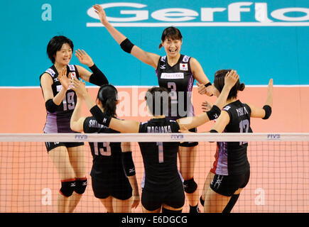 Tokio, Japan. 21. August 2014. Japanische Spieler feiern nach seinem Tor gegen die Türkei in den letzten Vorrundenspiel der FIVB Frauen Volleyball World Grand Prix 2014 in Tokio, Japan, 21. August 2014. Japan gewann 3: 0. Bildnachweis: Stringer/Xinhua/Alamy Live-Nachrichten Stockfoto