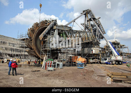 Poedelwitz, Deutschland. 21. August 2014. Techniker arbeiten an einem Schaufelrad Bagger bei einer Generalüberholung an der Oberfläche mir Vereintes Schleenhain in der Nähe von Poedelwitz, Deutschland, 21. August 2014. Braunkohle Unternehmen Mibrag führt eine komplexe Überholung ein Schaufelrad Bagger und Stapler von Juli 2014 bis Oktober 2014. Foto: JAN WOITAS/DPA/Alamy Live-Nachrichten Stockfoto