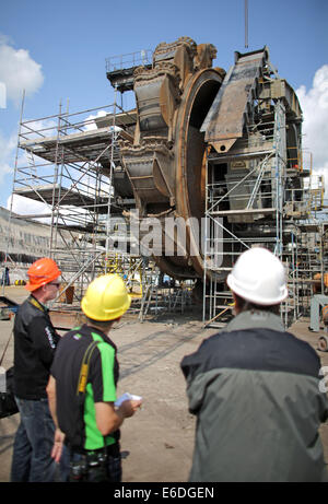 Poedelwitz, Deutschland. 21. August 2014. Journalisten stehen vor einem Schaufelrad Bagger bei einer Generalüberholung an der Oberfläche mir Vereintes Schleenhain in der Nähe von Poedelwitz, Deutschland, 21. August 2014. Braunkohle Unternehmen Mibrag führt eine komplexe Überholung ein Schaufelrad Bagger und Stapler von Juli 2014 bis Oktober 2014. Foto: JAN WOITAS/DPA/Alamy Live-Nachrichten Stockfoto