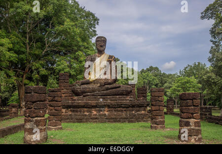 Beeindruckende Buddhastatue im Geschichtspark Kamphaeng Phet, Stockfoto