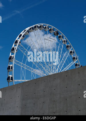 Riesenrad hinter Betonwand in Piccadilly Gardens in Manchester UK Stockfoto