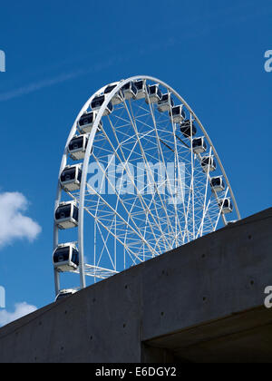 Riesenrad hinter Betonwand in Piccadilly Gardens in Manchester UK Stockfoto