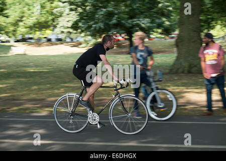 Allgemeines Bild auf Londons Radfahrer genießen einen Sommernachmittag in Hyde Park, UK Stockfoto