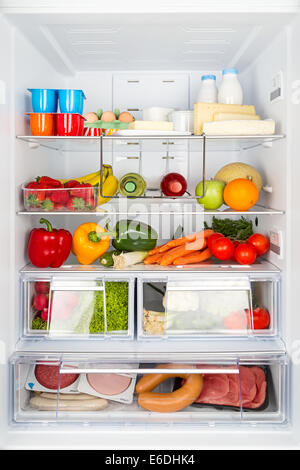 Öffnen Sie refrigeratored mit Lebensmitteln gefüllt Stockfoto