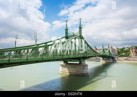 Freiheitsbrücke, im Hintergrund Hotel Gellert, Budapest, Ungarn Stockfoto