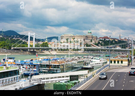 Ansicht der Elisabeth-Brücke über die Donau-Budapest mit Budaer Burg im Hintergrund Stockfoto