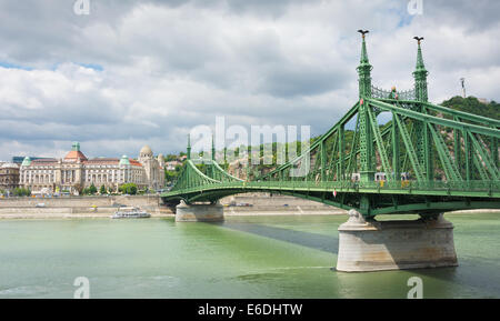 Freiheitsbrücke, im Hintergrund Hotel Gellert, Budapest, Ungarn Stockfoto