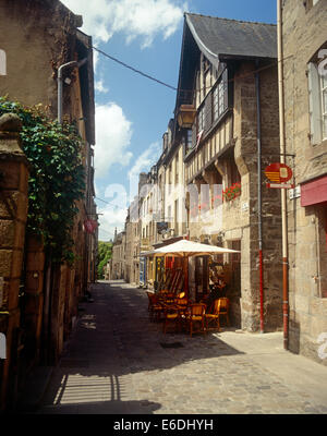 Französisch Straßenszene in Rue du Jerzual Dinan Stockfoto