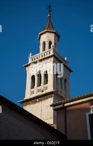 Glockenturm der Kirche von St. Francis, Split, Kroatien Stockfoto