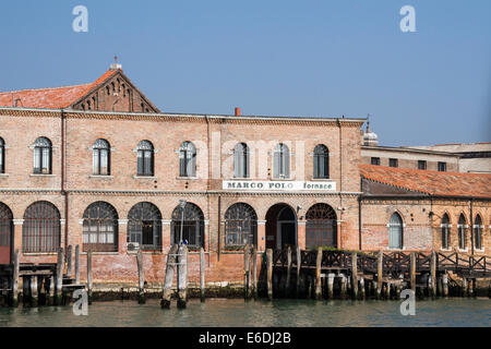 Eine Glasbläserei Fabrik an der Küste von Murano aus einem Vaporetto-Wasser-Bus über die venezianische Lagune. Stockfoto