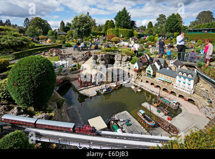 Eisenbahn mit Dampf zu trainieren und den Hafen mit Schiffen an der Beconscot Modell & Dorfbahn Beaconsfield in England Stockfoto