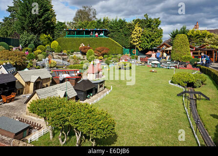 Flughafen und Flugzeuge an Beconscot Modell & Dorfbahn Beaconsfield in England Stockfoto