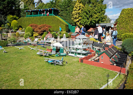 Flughafen und Flugzeuge an Beconscot Modell & Dorfbahn Beaconsfield in England Stockfoto