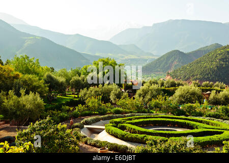 Ourika Tal & Kasbah Hotel, kühle Bergluft, fruchtbaren grüne Tälern mit Schnee bedeckt, hoher Atlas-Gebirge, Dörfer, Marokko Stockfoto