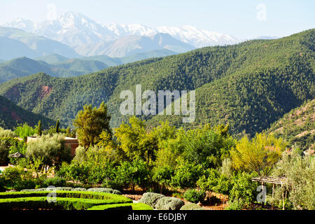 Ourika Tal & Kasbah Hotel, kühle Bergluft, fruchtbaren grüne Tälern mit Schnee bedeckt, hoher Atlas-Gebirge, Dörfer, Marokko Stockfoto