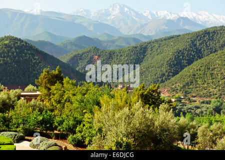 Ourika Tal & Kasbah Hotel, kühle Bergluft, fruchtbaren grüne Tälern mit Schnee bedeckt, hoher Atlas-Gebirge, Dörfer, Marokko Stockfoto