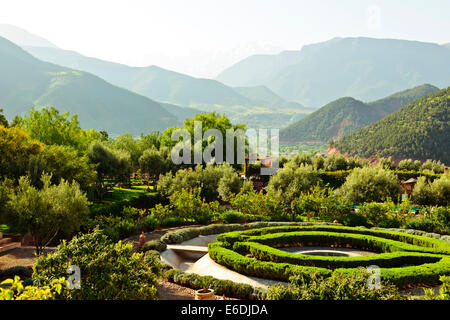 Ourika Tal & Kasbah Hotel, kühle Bergluft, fruchtbaren grüne Tälern mit Schnee bedeckt, hoher Atlas-Gebirge, Dörfer, Marokko Stockfoto