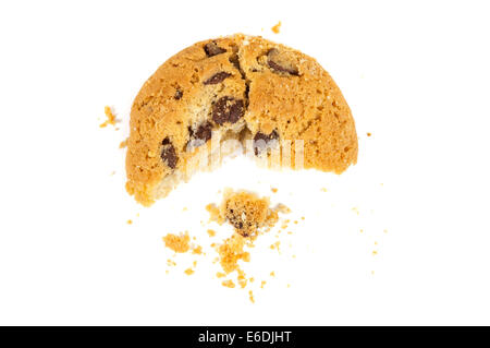 Halb gegessen Schokoladenstückchen Cookie isoliert auf weißem Hintergrund Stockfoto