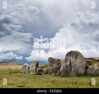 Gewitterwolken über West Kennet Long Barrow. Neolithische gekammerten Grab. Avebury, Wiltshire, England Stockfoto