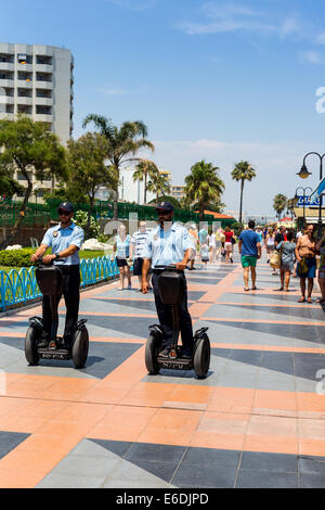 Playa Bürgerwehr patrouillieren den Strand Carihuela, Torremolinos, Spanien auf Segways Stockfoto