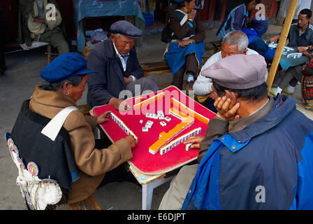 China. Provinz Yunnan. Baisha Dorf um Lijiang. Majhong Spieler. Stockfoto