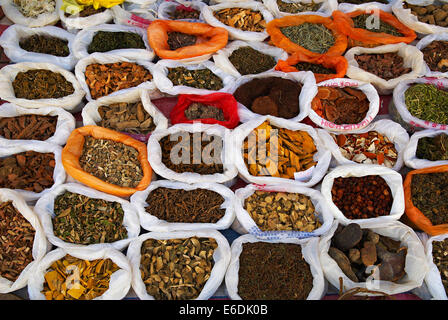 China. Provinz Yunnan. Wochenmarkt am Xinjie. Gewürze. Stockfoto