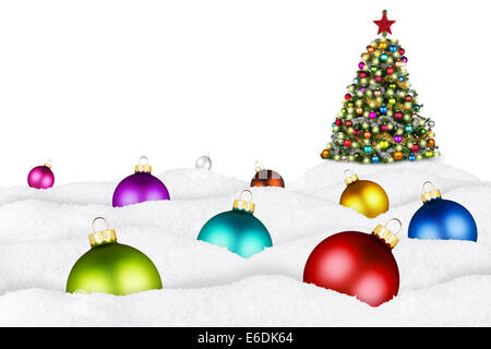 Weihnachtskugeln und Weihnachtsbaum im Schnee Stockfoto