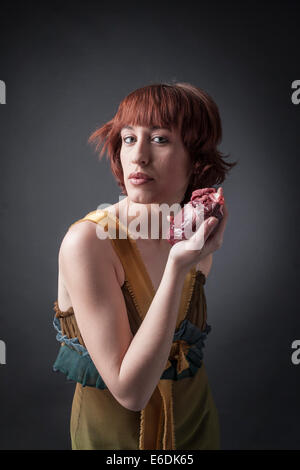 Frau mit Herz in der Hand. Basierend auf Sonett "ein Ciascun Alma Presa" von Dante Alighieri Stockfoto