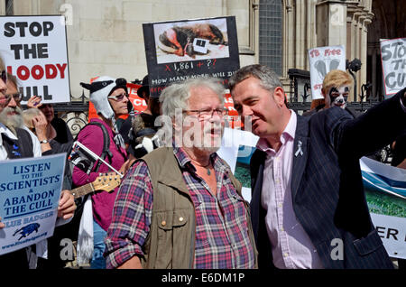 London, UK. 21. August 2014. Bill Oddie schließt sich Demonstranten vor dem High Court in London als der Dachs Trust suchen eine gerichtliche Überprüfung Herausforderung gegen die DEFRA Staatssekretär Liz Truss und Natural England auf der Regierung umstritten Dachs cull Politik. Bildnachweis: PjrNews/Alamy Live-Nachrichten Stockfoto