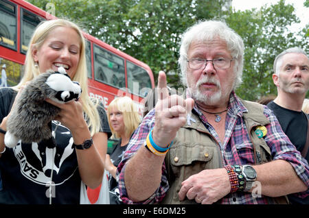 London, UK. 21. August 2014. Bill Oddie schließt sich Demonstranten vor dem High Court in London als der Dachs Trust suchen eine gerichtliche Überprüfung Herausforderung gegen die DEFRA Staatssekretär Liz Truss und Natural England auf der Regierung umstritten Dachs cull Politik. Stockfoto