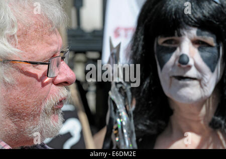 London, UK. 21. August 2014. Bill Oddie schließt sich Demonstranten vor dem High Court in London als der Dachs Trust suchen eine gerichtliche Überprüfung Herausforderung gegen die DEFRA Staatssekretär Liz Truss und Natural England auf der Regierung umstritten Dachs cull Politik. Stockfoto