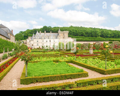 Villandry, Frankreich - 9. Juni 2014: Château et Jardins de Villandry. Ansicht des Teil des Schlosses und des Gartens des Parks. Stockfoto