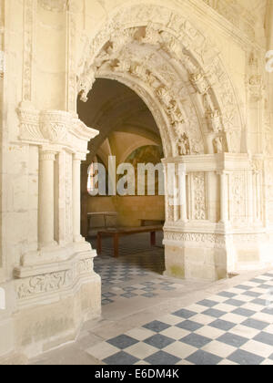 Fontevraud, Frankreich - 10. Juni 2014: Abbaye de Fontevraud. Heilige Bild durch einen Eingang gesehen Stockfoto