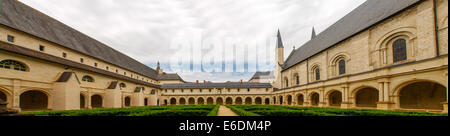 Fontevraud, Frankreich - 10. Juni 2014: Abbaye de Fontevraud. Spalten und Pass unter den Bögen in der Abtei Stockfoto