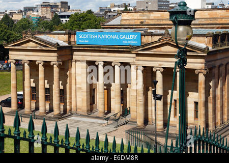 Die Scottish National Gallery auf The Mound betrachtet aus dem Süden im Stadtzentrum von Edinburgh, Schottland, Vereinigtes Königreich Stockfoto