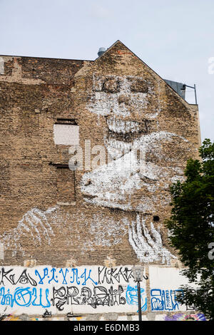 Straßenkunst auf Gebäude in Berlin-Deutschland Stockfoto