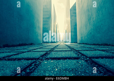 Blick ins Innere der Holocaust-Mahnmal (Denkmal für die ermordeten Juden Europas) in Berlin Deutschland Stockfoto