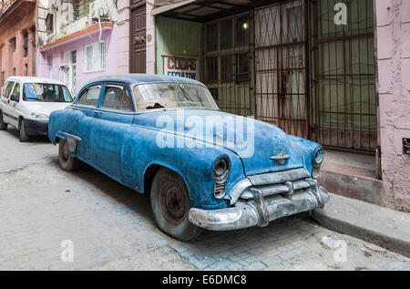 Verfallene blau Oldsmobile Oldtimer mit getapten gebrochene Windschutzscheibe geparkt am Straßenrand in einer Straße im zentralen Havanna, Kuba Stockfoto