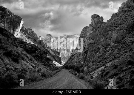 Straße und Felsformationen in Leslie Gultch, Malhuer County, Oregon Stockfoto