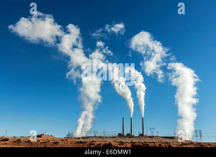 Energie-Industrie-Infrastruktur. Schornsteine mit weißer Rauch auf blauem Himmel, USA. Stockfoto
