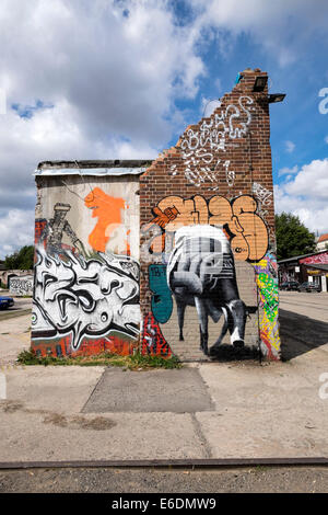 Street-Art zwischen verfallenen Gebäuden im städtischen Spree böhmische Kulturbezirk auf "Clubbing-Meile" in Revaler Straße im Friedri Stockfoto