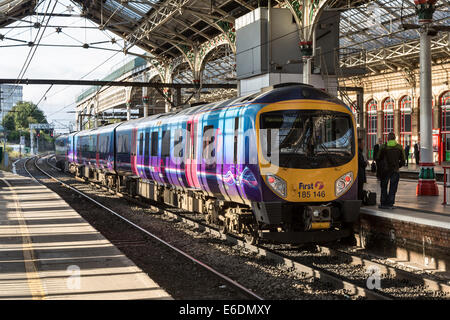 BR 185 Diesel mehrere Einheit (DMU) von First Group, an Preston Station betrieben Stockfoto