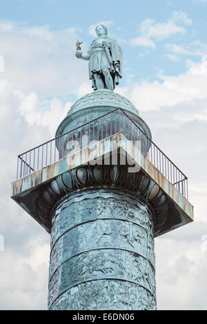 Place Vendôme-Säule in Paris mit blauem Himmel, Frankreich Stockfoto