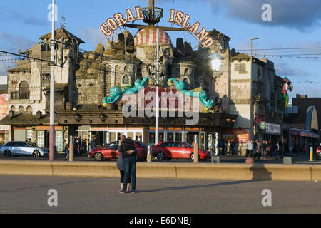 Paar, umarmen, an der Promenade am Strand von Blackpool, Lancashire UK Stockfoto