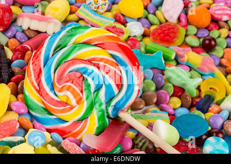 Spirale Lolli pop in der Mitte der Süßigkeiten Stockfoto