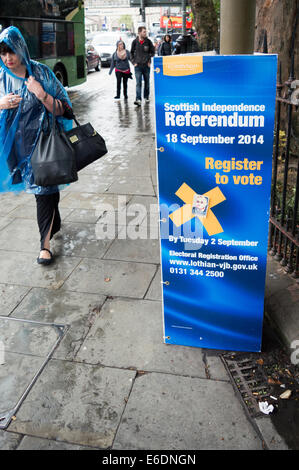 Schottische Unabhängigkeit Referendum Abstimmung Registrierung Erinnerung an Waverley Bridge neben Princes Street Stockfoto