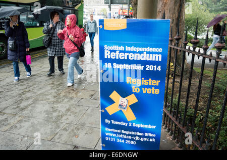 Schottische Unabhängigkeit Referendum Abstimmung Registrierung Erinnerung an Waverley Bridge neben Princes Street Stockfoto