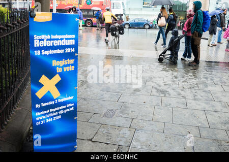 Schottische Unabhängigkeit Referendum Abstimmung Registrierung Erinnerung an Waverley Bridge neben Princes Street Stockfoto