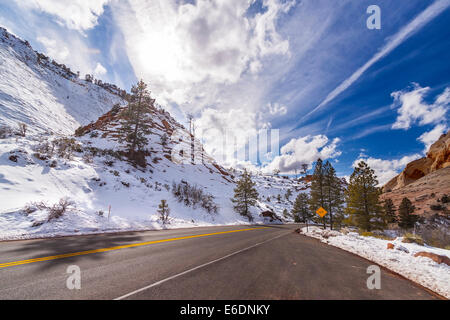 Sonne über eine Bergstraße im Zion Nationalpark, Utah, USA. Stockfoto